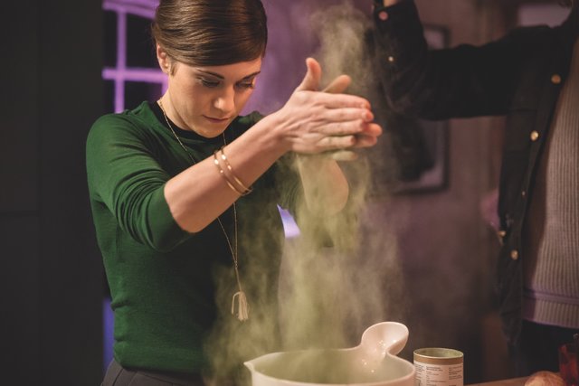 Alle Hände voll mit köstlichen Zutaten? Macht
nichts, NEFF Geräte hören jetzt aufs Wort. | Foto: NEFF GmbH