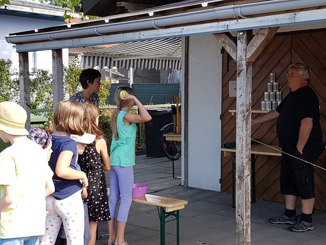 Dosenwerfen sorgte für Spaß