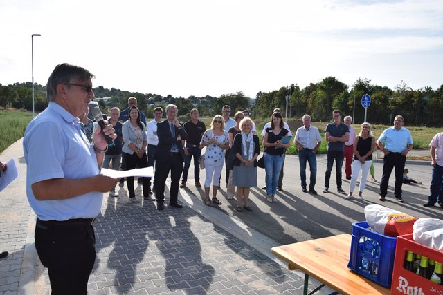 Freude und Dankbarkeit: An der Feierstunde bei strahlendem Spätsommerwetter nahmen zahlreiche Gäste teil, darunter Kreiskämmerer Ragnar Watteroth, Gemeinderätinnen und -räte, die neuen Grundstückseigentümer sowie Vertreter der an den Erschließungsarbeiten beteiligten Planer und Baufirmen. Foto: ch
