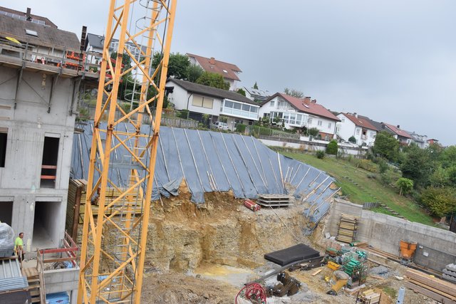 Gesundheitszentrum Jöhlingen: Unterhalb der Schubertstraße wird der Hang gesichert. Foto: ch