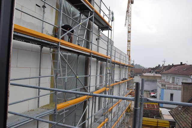 Baustelle Gesundheitszentrum: An der Fassade des Hauses der Gesundheit wird gearbeitet. Foto: ch