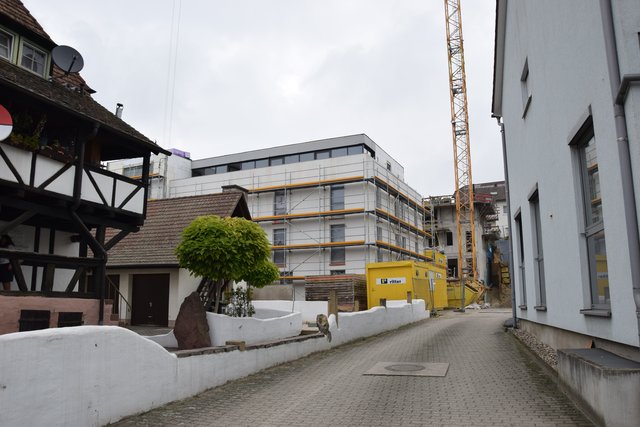 Gesundheitzszentrum Jöhlingen: Durchblick aufs Haus der Gesundheit neben der Filiale der Volksbank Stutensee-Weingarten (rechts). Foto: ch
