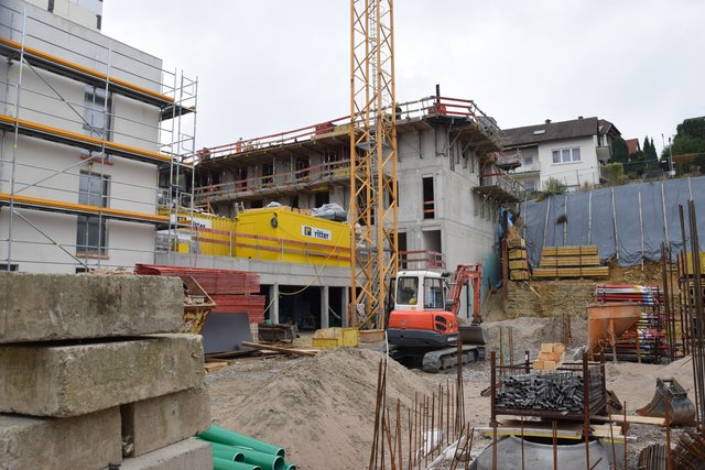 Baustellenimpression vom Haus der Gesundheit (links) und dem Haus der Pflege (Mitte). Foto: ch