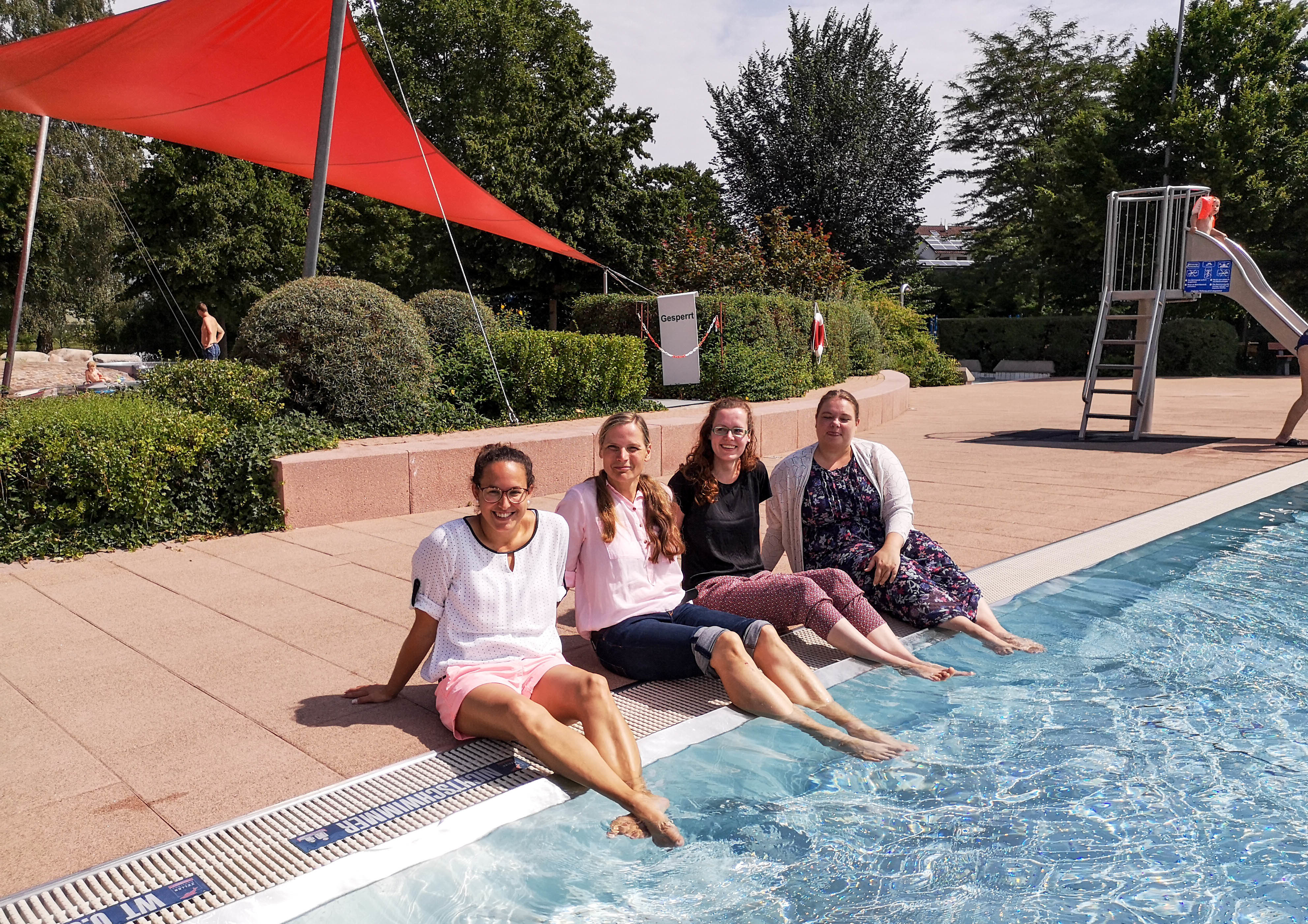 Schwimmkurse für geflüchtete Kinder und Jugendliche planen (von links) Franziska Ott (Wasserfreunde Mühlacker), Isabel Hansen, Integrationsbeauftragte des Enzkreises, Sabine Rabl, Flüchtlingsbeauftragte der Stadt Mühlacker, und Anna-Lena Salem Matern, Teamleiterin Migration beim Verein miteinanderleben.