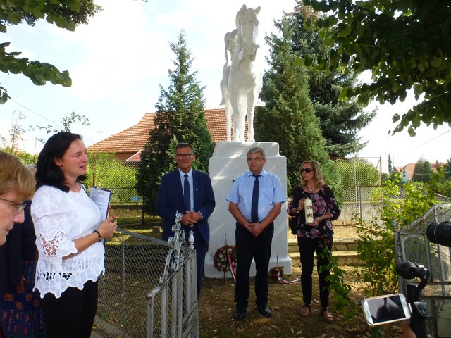 Am Denkmal der Gefallenen