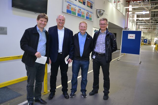 Standortleiter und Geschäftsführer Thomas Baumeister, 2. von links, und der kaufmännische Geschäftsführer Michael Lockowandt (rechts) führten interessierte Besucher wie den Brettener Bürgermeister Michael Nöltner (links) durch das Werk. Ebenfalls zu Gast war am Familientag Baumeisters Vorgänger Christoph Hechl (2.von rechts), der in der Zwischenzeit Senior Vice President Produktion in der Zentrale ist.