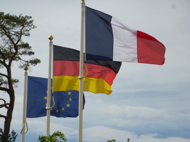 Französische und deutsche Flagge = Europäische Flagge