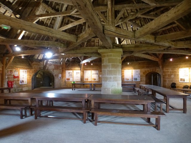 Im Turm der Stadtmauer zur Langres-Käseprobe