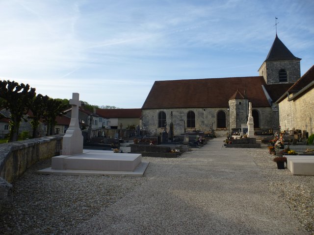Kirche in Colombey-les-deux-Église mit Teil des Friedhofs