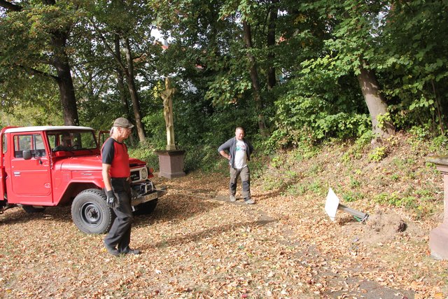 Beim Entfernen der alten Tafeln brachte der Heimatverein auch schweres Gerät - wie hier die Seilwinde am Nutzfahrzeug von Dr. Wolfram von Müller - zum Einsatz.