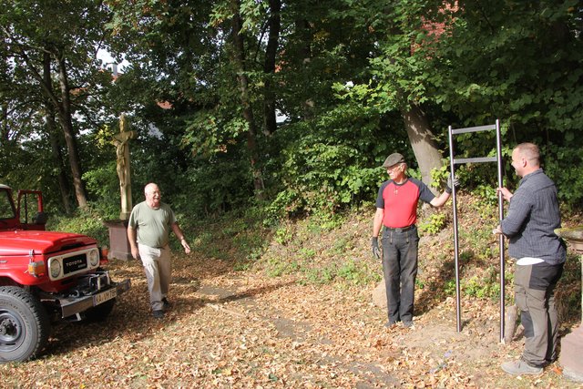 Beim Entfernen der alten Tafeln brachte der Heimatverein auch schweres Gerät - wie hier die Seilwinde am Nutzfahrzeug von Dr. Wolfram von Müller - zum Einsatz.
