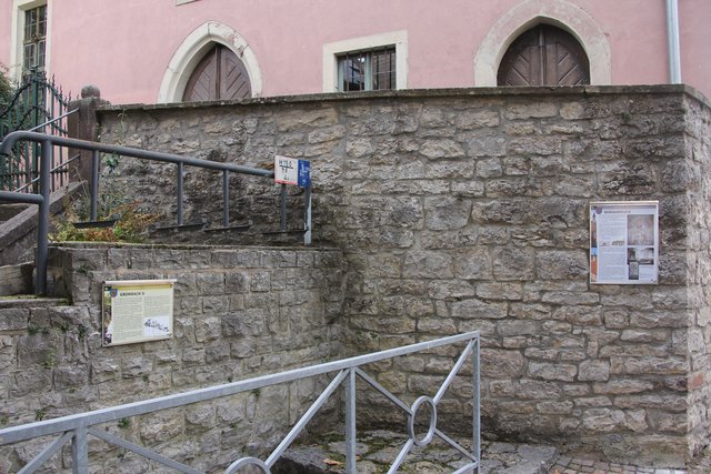 Neue Hinweistafeln komplett - hier bei der Schlosskirche und der alten Brunnenstube, der Quelle des "Grombach", der Lebensader des Grombachtals.