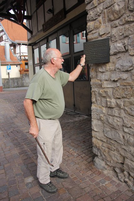 Mit kraftvollem Einsatz mussten die alten Tafeln entfernt werden.
