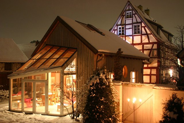 So romantisch wird die winterliche Welt mit dem Blick aus einem Wintergarten. Foto: djd/Wintergarten Fachverband e.V.