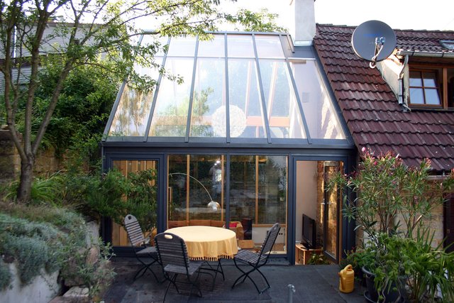 Moderne Wintergärten verfügen über eine Dreifach-Wärmeschutzverglasung und eine gut dämmende Rahmenkonstruktion, man sollte sie fachkompetent planen und bauen lassen. Foto: djd/Wintergarten Fachverband e.V.