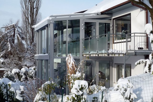 Wer in den kommenden Monaten den Wintergarten plant, kann sich schon in der nächsten kalten Jahreszeit über ein neues kuscheliges Plätzchen freuen. Foto: djd/Wintergarten Fachverband e.V.