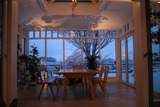 Mit einem Wintergarten lassen sich kalte Nächte bis tief in die Nacht gut geschützt hinter Glas genießen. Mit Gespür und Geschmack wird das Haus durch einen Wintergarten auch architektonisch merklich aufgewertet. Foto: djd/Wintergarten Fachverband e.V.