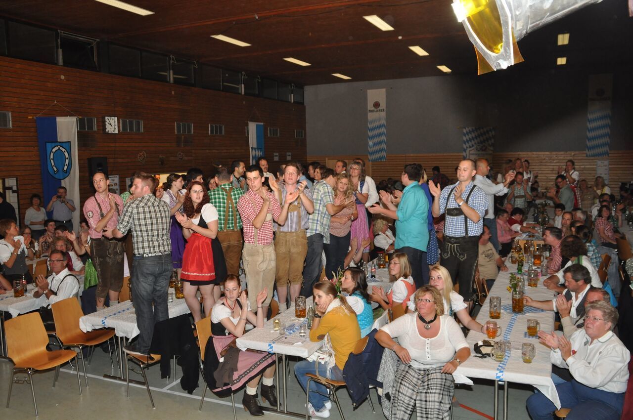 Stimmung wie auf der Wiesn: Beim Oktoberfest in Büchig klettern die Gäste auch gern mal auf die Stühle.
