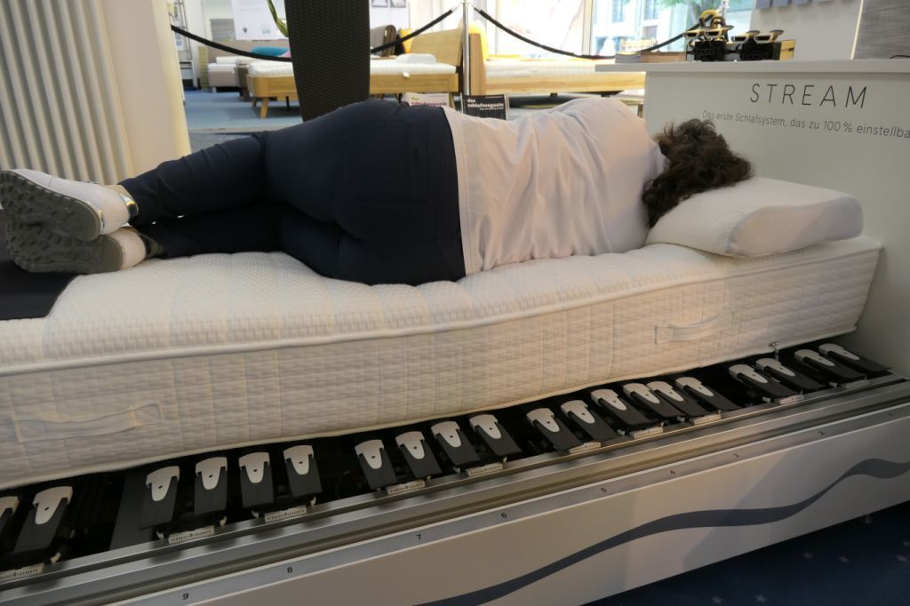 Bei Betten Mangei kann man mit vier innovativen Mess-Systemen die eigene Schlafstellung vermessen und die dazu passende Matratze ermitteln lassen.