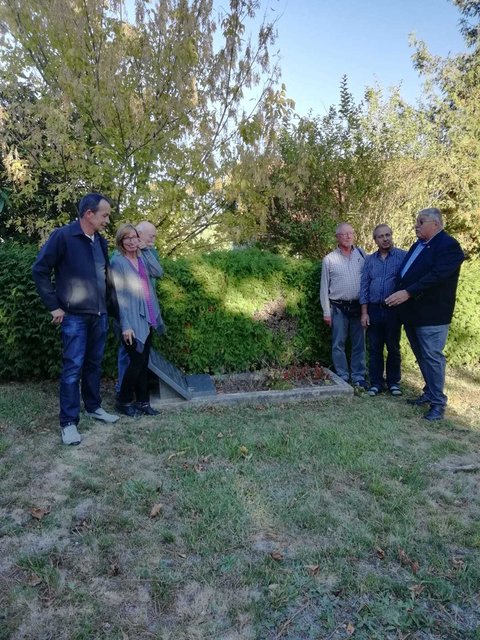 Dorothy, Organisatoren, Verwandte und Ortsvorsteher beim Gruppenbild auf dem alten Friedhof | Foto: Claudia Eberle