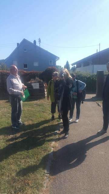 Gerhard Rinderspacher wusste viel historisches zu den Vorfahren von Dorothy. Hier auf dem alten Friedhof von Diedelsheim | Foto: Wolfgang Eberle