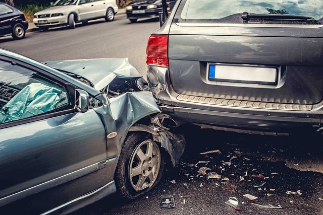 Crash mit Geschlechterunterschied: Während 27 Prozent der deutschen Männer in den letzten fünf Jahren in einen Unfall verstrickt waren, beträgt die Quote bei den Frauen nur 20 Prozent. Foto: djd/Roland Rechtsschutz-Versicherungs-AG/Fxquadro-Fotolia