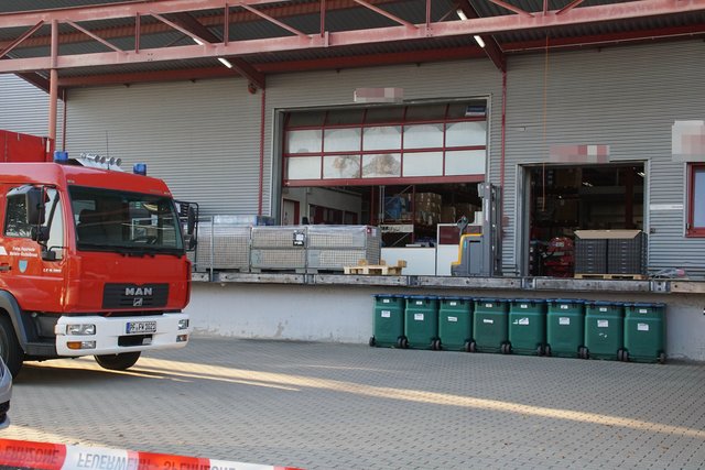 ﻿Bei einer Firma im Ferdinand-von-Steinbeis-Ring in Sternenfels ist am Dienstagmorgen, 16. Oktober, gegen 7.30 Uhr vermutlich aufgrund eines technischen Defekts an einer Maschine eine Flüssigkeit ausgetreten, die als Gefahrstoff eingestuft wird.