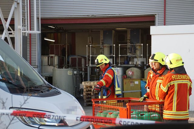 ﻿Bei einer Firma im Ferdinand-von-Steinbeis-Ring in Sternenfels ist am Dienstagmorgen, 16. Oktober, gegen 7.30 Uhr vermutlich aufgrund eines technischen Defekts an einer Maschine eine Flüssigkeit ausgetreten, die als Gefahrstoff eingestuft wird.