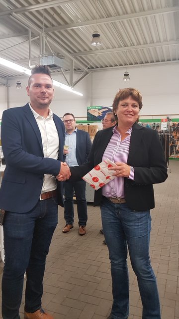 Jerome Kronenwetter, Marktleiter des Raiffeisenmarkts Bretten und VBU-Vorsitzende Marion Klemm.
