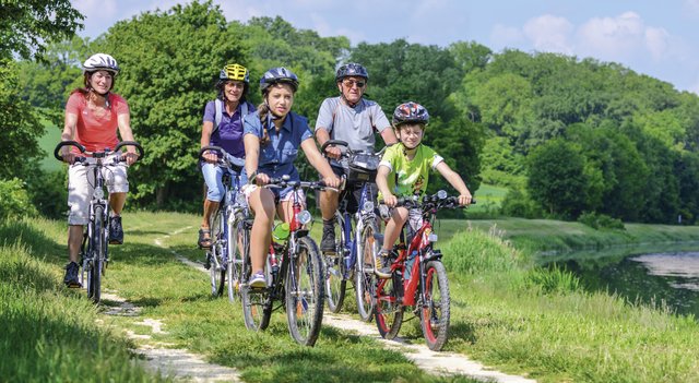 Bewegung hält die Gelenke fit - und dazu eine nebenwirkungsfreie Kombination natürlicher Wirkstoffe. | Foto: ARochau/stock.adobe.com