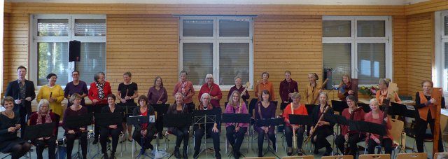 27 Spielerinnen und 1 Dirigent