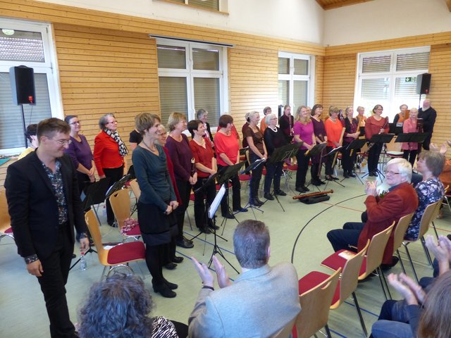 Das Orchester nimmt den verdienten Applaus entgegen