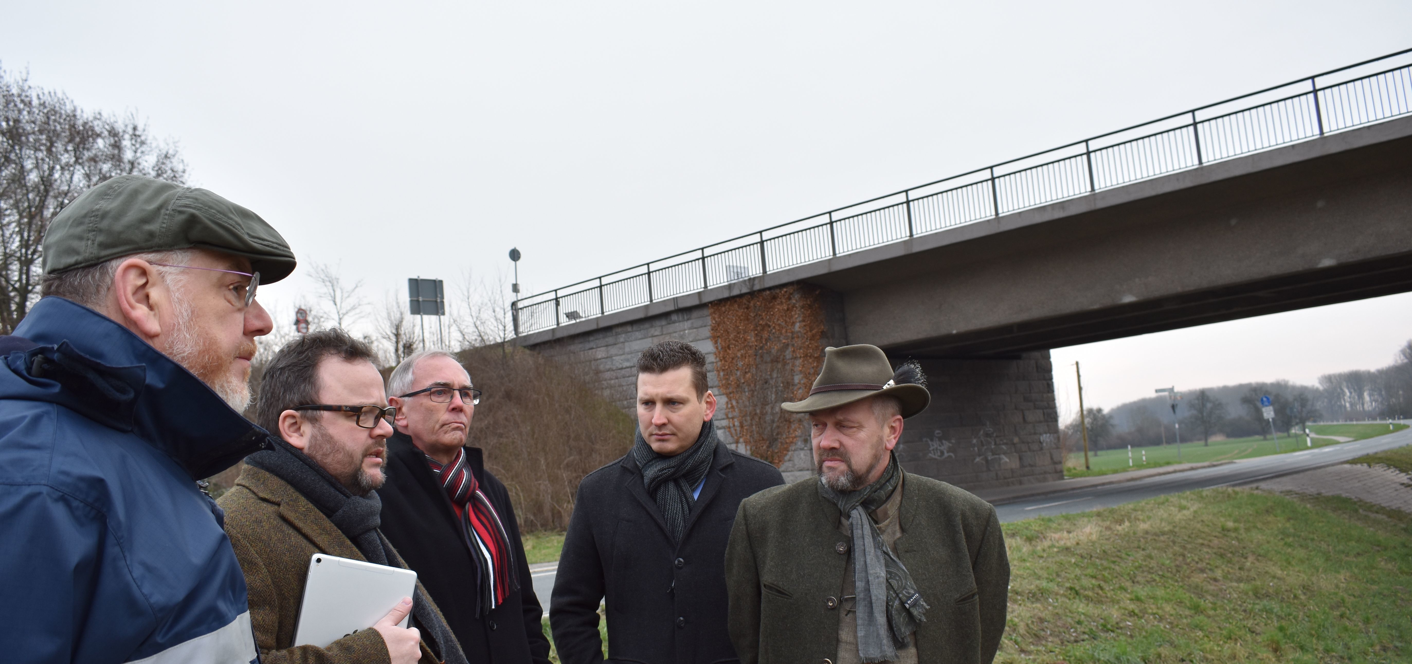 Die beiden FDP-Bundestagsabgeordneten Mario Brandenburg (Südpfalz, 2.v.r.) und Dr. Christian Jung (Karlsruhe-Land) setzen sich seit langem für eine durchdachte Sanierung der Salierbrücke (B39) bei Speyer ein. (Foto: TJ)