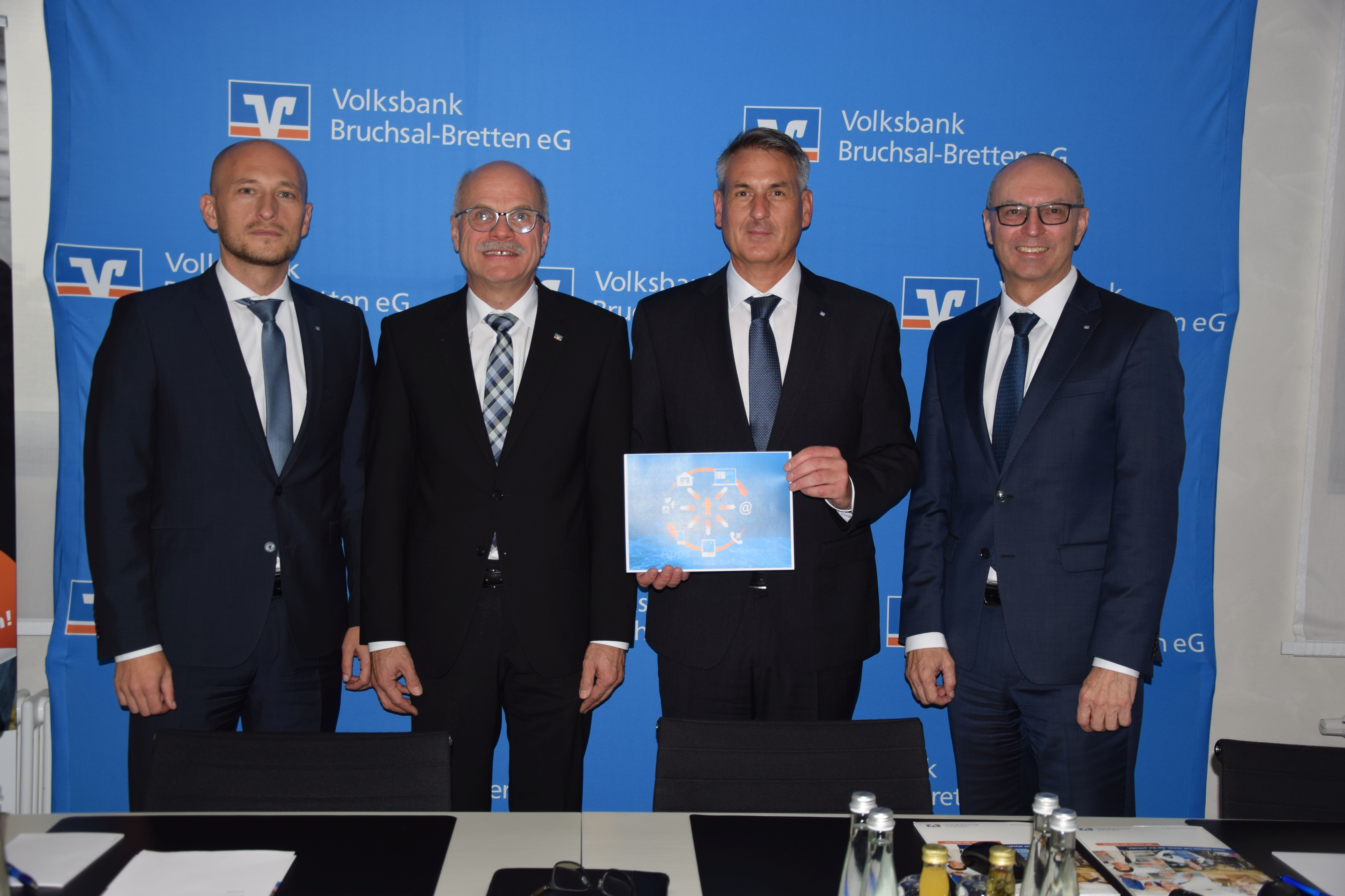 Der Vorstand der Volksbank Bruchsal-Bretten eG bei der Bekanntgabe des neuen Filialkonzepts: Vorstandsvorsitzender Roland Schäfer (Dritter von links), Gerhard Rübenacker (Zweiter von links), Volker Gaa (rechts) und Nicht-Vorstandsmitglied Dimitrios Meletoudis, Leiter des Privatkundengeschäfts (links). Foto: ch
