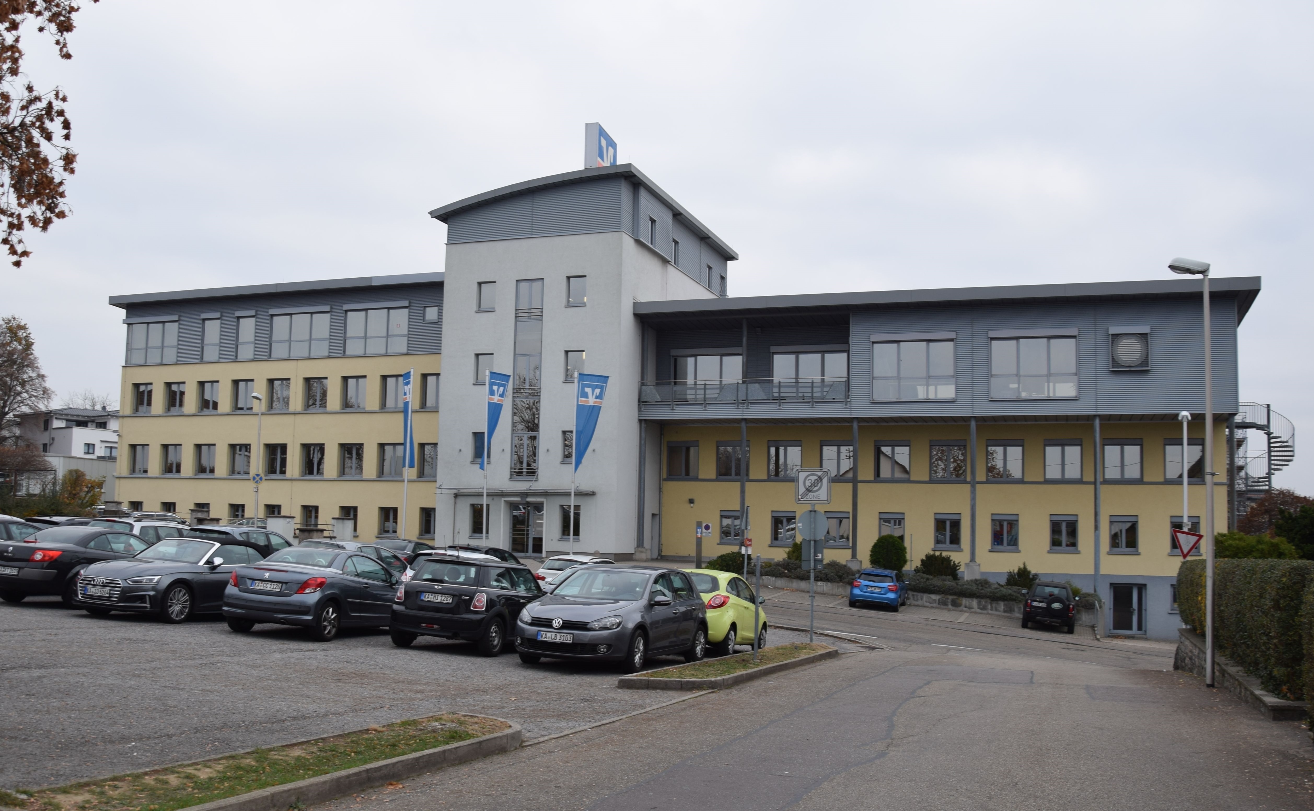Das Verwaltungsgebäude der Volksbank Bruchsal-Bretten in Bretten: Auch dort soll der SB-Bereich mit dem neuen interaktiven Video-Service ausgestattet werden. Foto: ch