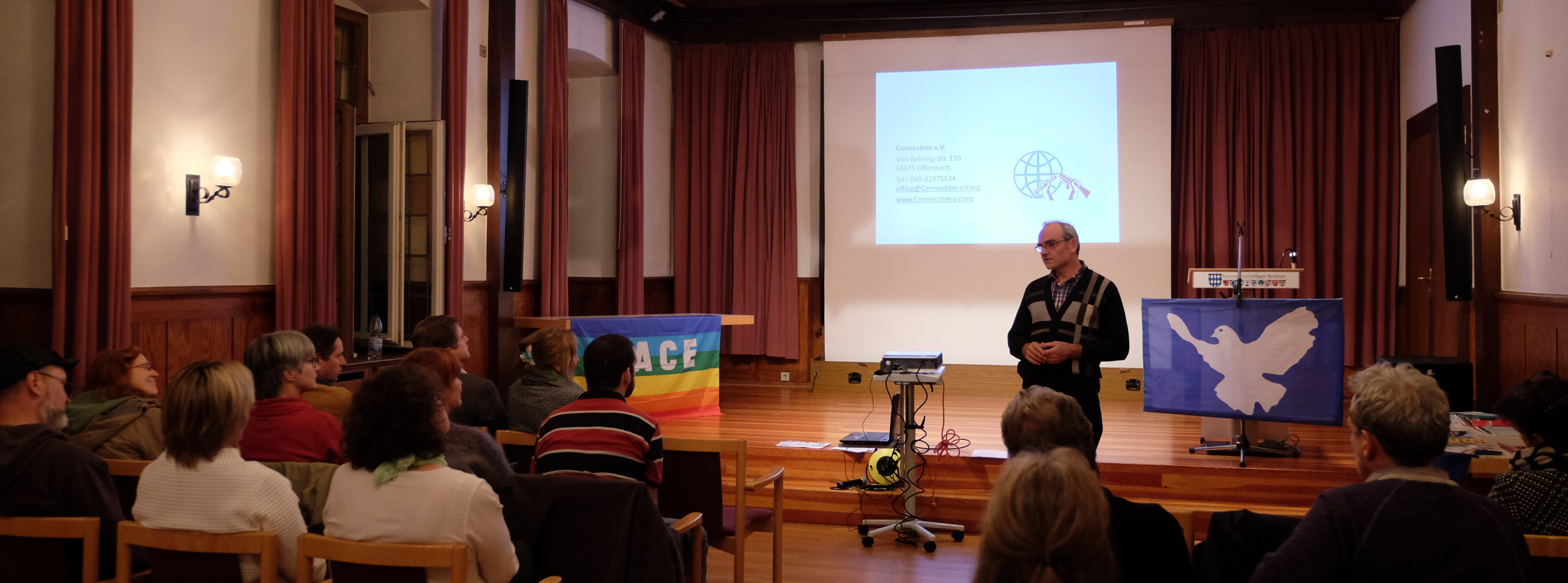 Rudi Friedrichs aus Offenbach berichtete über die Arbeit des Vereins "Connection", der Kriegsdienstverweigerer in Krisengebieten unterstützt.