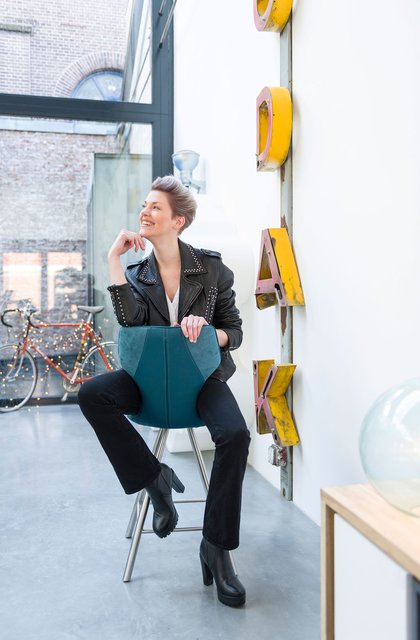 Ungewöhnliche Stühle und eine Wanddekoration, die in die Höhe ragt, unterstreichen den Loft-Charakter einer Wohnung. Foto: djd/www.xooon.de