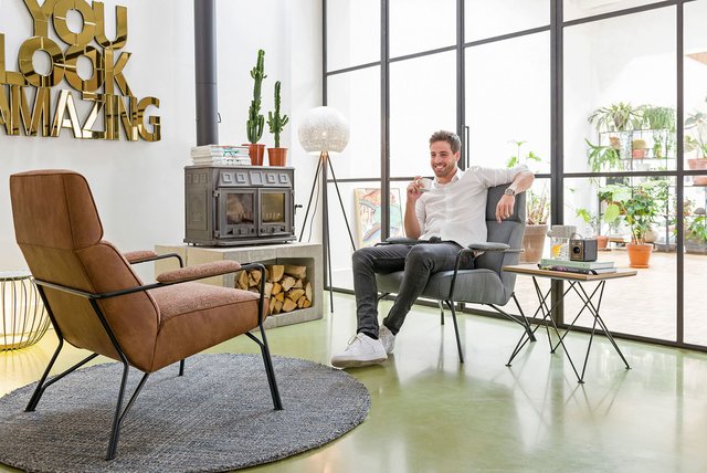 Eine Lounge-Ecke dient im weitläufigen Loft als Relax-Insel. Foto: djd/www.xooon.de