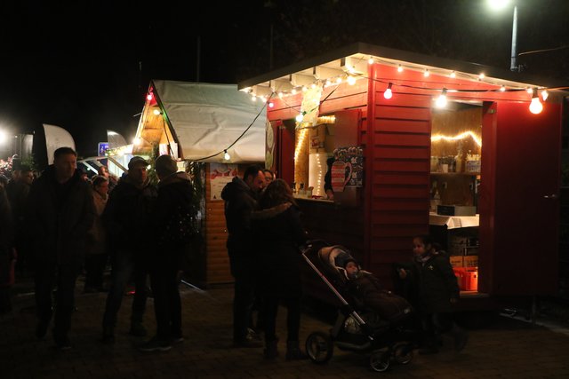 Gemütliche Verkaufsstände locken scharenweise Besucher auf den Flehinger Weihnachtsmarkt.