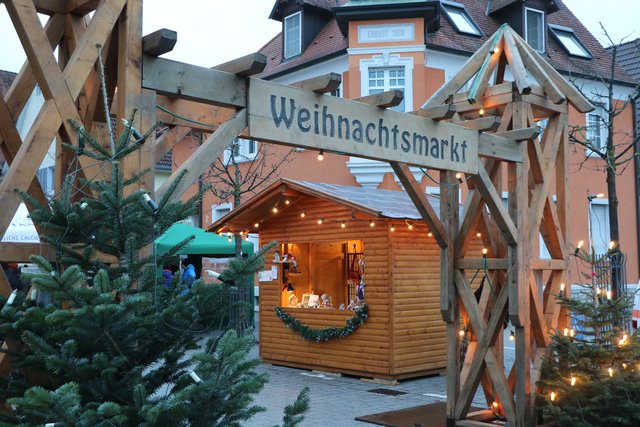 Festlich geschmückt präsentierten sich am ersten Adventswochenende Kirchplatz und Speyerer Hof in Jöhlingen.