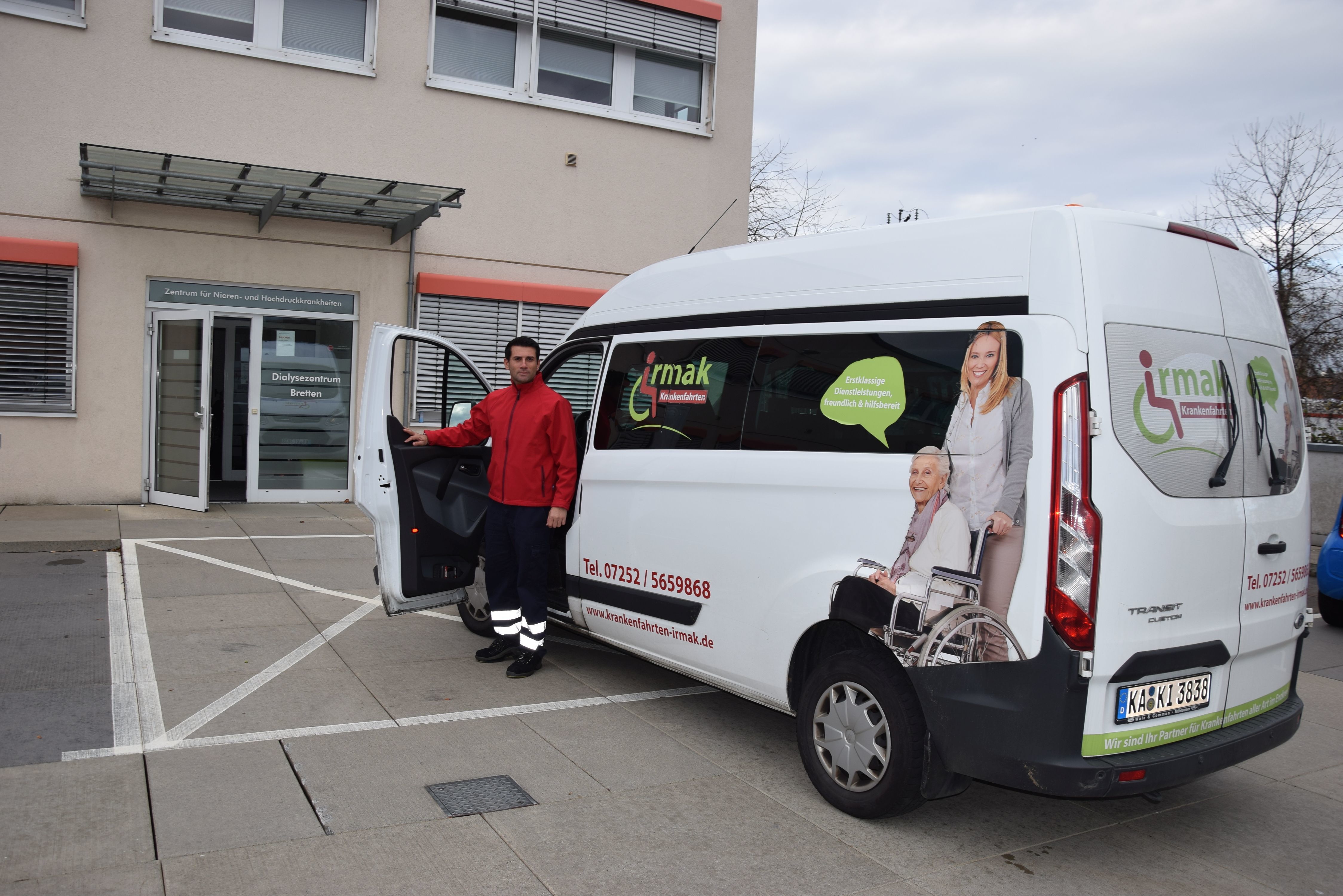 Fast täglich am Brettener Dialysezentrum: Obwohl es keine Klagen gegen ihn gibt, muss auch der private Krankenfahrdienst von Hasan Irmak ab Januar um seine Existenz bangen. Foto: ch
