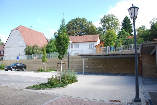 Verwaltung und Vermietung von Parkplätzen: Den im Rahmen des Landessanierungsprogramms „Ortskern III“ erstellten Parkplatz „Adler-Gässle“ hat die Gemeinde zwecks Verwaltung und Vermietung an die Kommunalbau GmbH verpachtet. | Foto: Kommunalbau GmbH