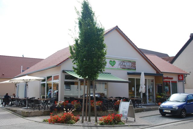 Gesicherte Grundversorgung: Der im Juli 2013 eingeweihte und 2015 erweiterte Neubau der Bäckerei Zickwolf mit Tagescafé und Serviceraum der Sparkasse in Großvillars wird von der Bevölkerung rege angenommen. Das Foto entstand vor der Erweiterung. | Foto: Kommunalbau GmbH