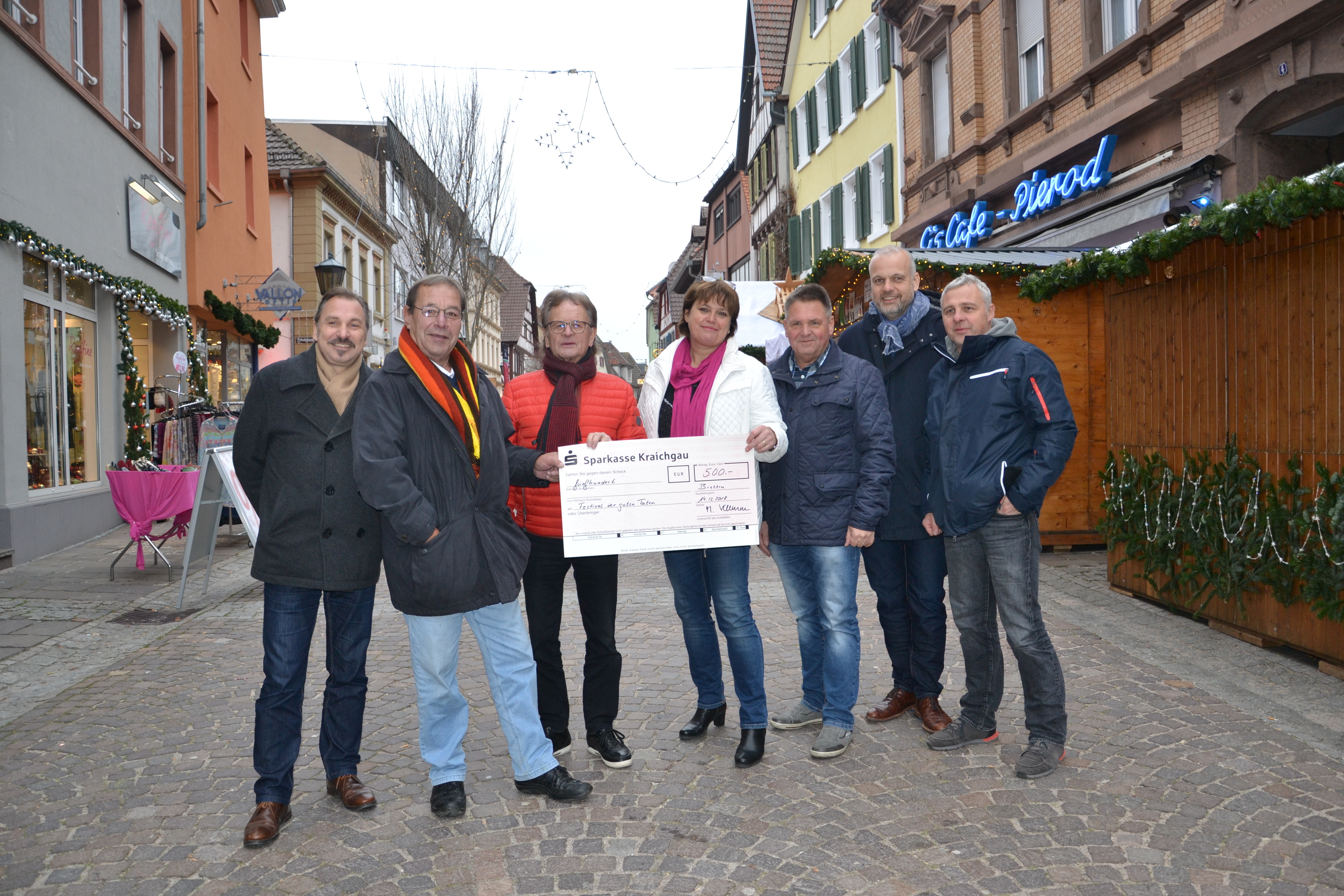 Den Erlös des Weihnachtsmarkt-Verkaufs übergab der VBU-Vorstand (von links: Andreas Leiling, Paul Metzger, Marion Klemm, Jürgen Bickel, Andreas Drabek, Armin Schulz) an Ulrich Lange (3. von links) für sein Festival der guten Taten.