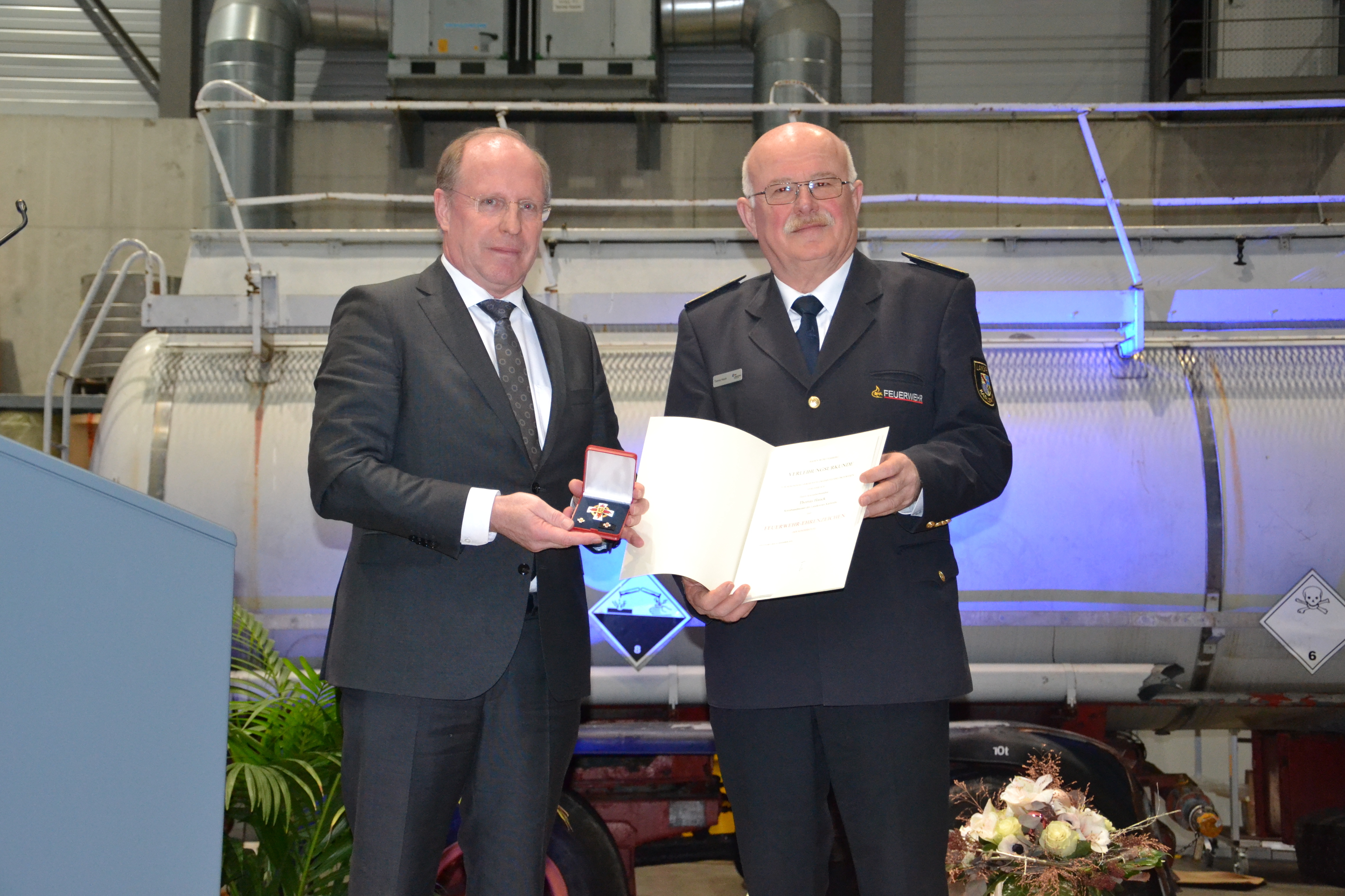 Wilfried Klenk, Staatssekretär im Innenministerium, (links) überreichte Thomas Hauck mit dem Feuerwehr-Ehrenzeichen der Sonderstufe die höchste Feuerwehr-Ehrung des Landes.