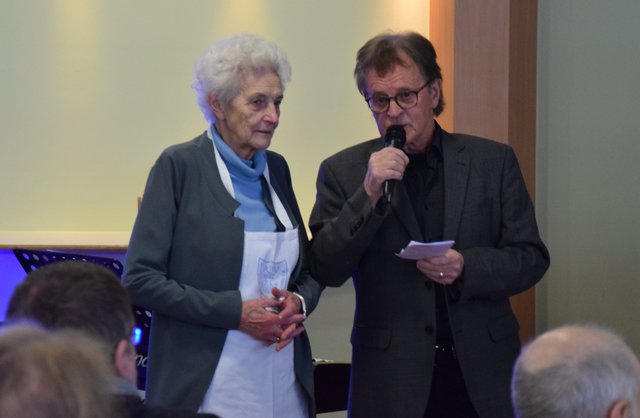 Uli Lange begrüßt Helfer-"Managerin" Lotte Grauer vom Vereinigten Gesangverein (VGV) Bretten. Foto: ch