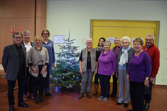 Eine gelungene Benefiz-Veranstaltung: Zum Abschluss versammelten sich Uli Lange (links), Suzanne Pfefferle (Dritte von links), Petra Schalm (Vierte von links) und Ruth Polzer mit ihren Helferinnen vom VGV zu einem Erinnerungsbild am Weihnachtsbaum. Foto: ch