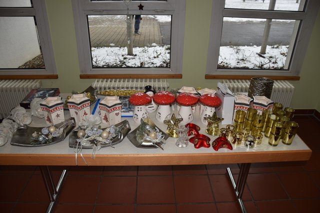 Gabentisch: Das Modehaus Martin hatte Deko-Artikel gespendet, die die Besucher gratis mit nach Hause nehmen durften. Foto: ch