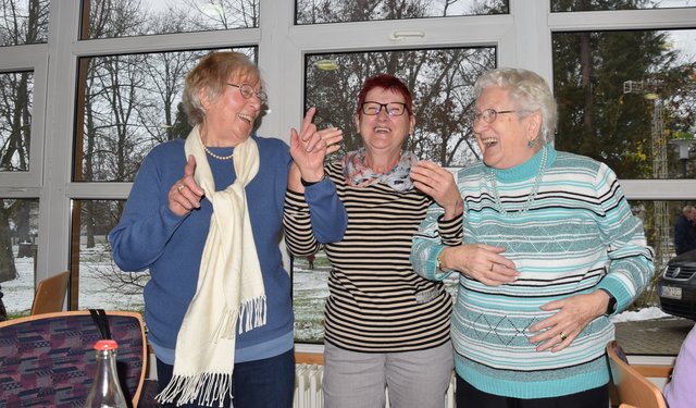Ulrike Stäb (Mitte) ermunterte ihre beiden Tischnachbarinnen zum Fröhlichsein. Foto: ch