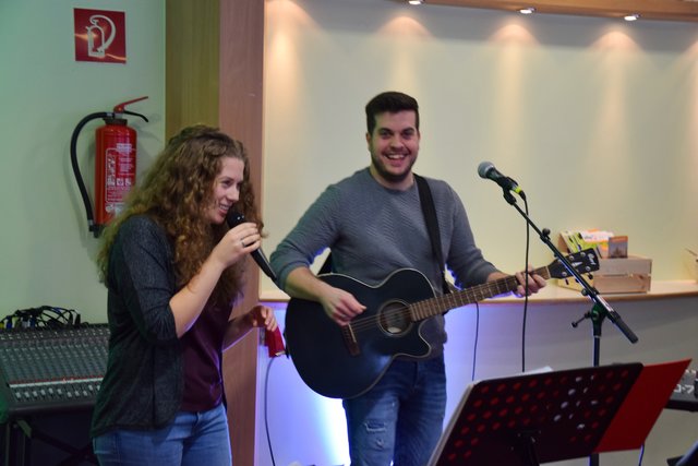 Premiere bei "Keiner soll alleine sein": Das Duo "Aluscha & Michael" unterhielt mit traditionellen und modernen Weihnachtsliedern. Foto: ch